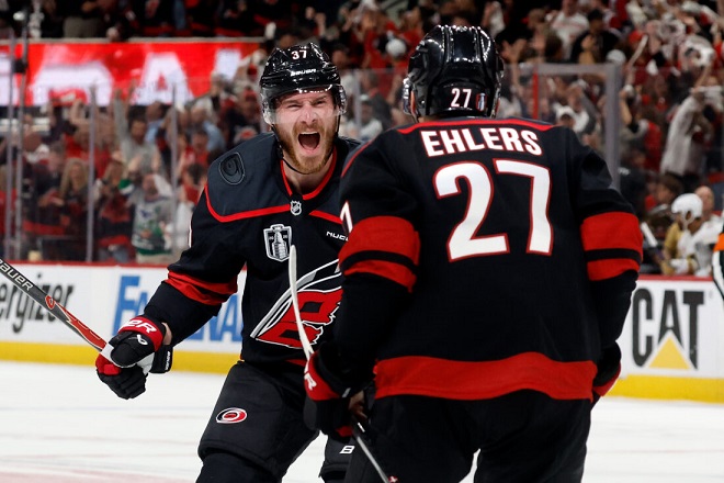 Čistá vůle a neochvějná touha Caroliny Hurricanes je dovedly k vítězství